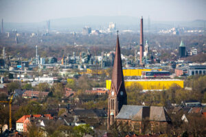 Blick über Gelsenkirchen, im Vordergrund eine Kirche