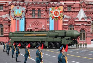 Eine russische Interkontinentalrakete auf dem Roten Platz während der Siegesparade, 2023 (Copyright: Wikimedia Commons)