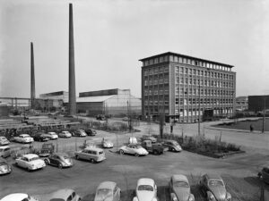 Fabrikgebäude, schwarz-weiß