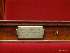 Goldenes Schild mit der Inschrift "Georges MANDEL, député de la Gironde, 1939-1945"