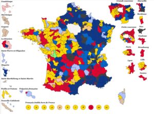 Ergebnisse der Parlamentswahlen 2024: Nouveau Front populaire (rot), Ensemble pour la République (gelb), Rassemblement national (dunkelblau), Les Républicains (blau) (Copyright: Wikimedia Commons)