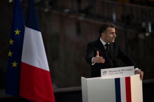 Emmanuel Macron während seiner Rede auf dem Stützpunkt der Atom-U-Boote Île Longue nahe Brest, 6. März 2026 (Copyright: Alamy)