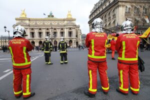 Sapeurs-pompiers de Paris in Feuerwehrausrüstung, Place de l’Opéra, Paris, 12. Januar 2019 (Copyright: Wikimedia Commons)