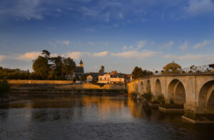 Blick auf Descartes im Herbst (Copyright: Léonard de Serres/OT Loches Châteaux de la Loire)