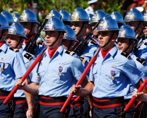 Die sapeurs-pompiers sind seit Langem Teil der traditionellen Militärparade zum Nationalfeiertag auf den Champs-Élysées (Copyright: Wikimedia Commons)
