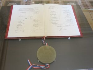 Letzte Seite der Verfassung vom 4. Oktober 1958 mit Unterzeichnung (Copyright: Wikimedia Commons)