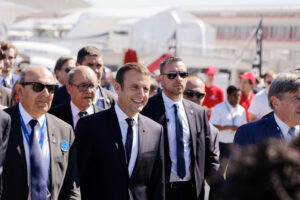 Éric Trappier, Jean-Yves Le Drian und Emmanuel Macron während der Internationalen Luft- und Raumfahrtausstellung, Le Bourget, 19. Juni 2017