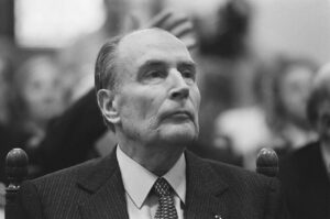schwarz-weiß-Bild: François Mitterrand, nach oben schauend