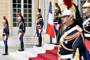 Ehrenwache vor dem Hôtel Matignon, Sitz des französischen Premierministers (Copyright: Depositphotos)
