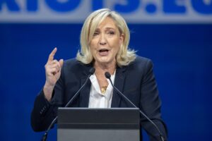 Marine Le Pen an einem Redepult