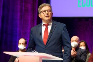 Jean-Luc Mélenchon hinter einem Redepult