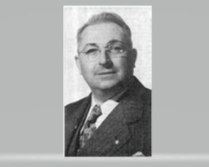 Schwarz-weßes Portraitfoto, Mann in Anzug mit Brille