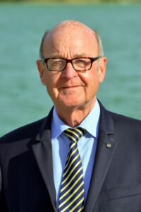 Portrait, älterer Mann mit Anzug und Brille