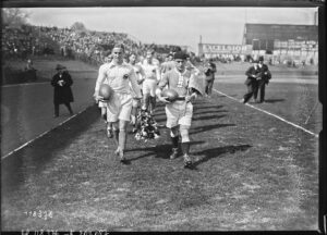 Die Rugbymannschaften aus Frankreich und Deutschland betreten das Olympiastadion von Colombes am 17. April 1927