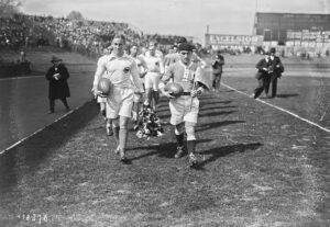 Die Rugbymannschaften aus Frankreich und Deutschland betreten das Olympiastadion von Colombes am 17. April 1927