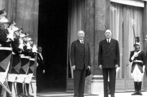 Konrad Adenauer besucht Charles de Gaulle in Paris, 7. März 1962 (Copyright: Alamy)