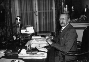 Léon Blum am Mikrofon, 1936 (Copyright: Wikimedia Commons)