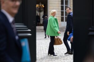 Marine Le Pen und Jordan Bardella, sich zur Kamera umdrehend