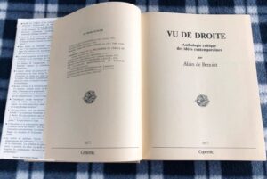 aufgeschlagenes Buch, erste Seite mit dem Titel "Vu de droite"