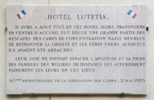 Am Hotel Lutetia erinnert eine Gedenktafel an die Rolle, die das Hotel am Ende des Zweiten Weltkriegs spielte