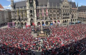 Blick von oben auf den Marienplatz in München, der voll mit Menschen ist