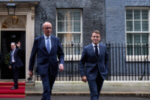 Friedrich Merz und Emmanuel Macron nach einem Gespräch mit Keir Starmer über die Unterstützung der Ukraine, 8. Dezember 2025 (Copyright: Wikimedia Commons)