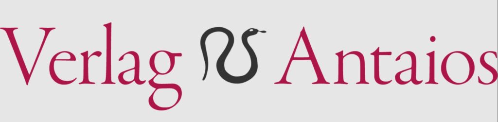 Schriftzug "Verlag Antaios", rot auf weißem Grund, beide Wörter sind durch eine schwarze Schlange getrennt