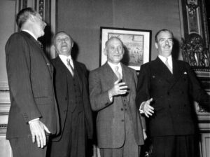Konrad Adenauer mit den Außenministern Robert Schuman (Frankreich), Anthony Eden (Großbritannien) und Dean Acheson (Vereinigte Staaten), Bonn, 22. November 1951 (Copyright: Alamy)