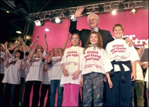 Lionel Jospin bei einer Wahlkampfveranstaltung in Bordeaux kurz vor dem ersten Wahlgang der Präsidentschaftswahl 2002 (Copyright: Alamy)