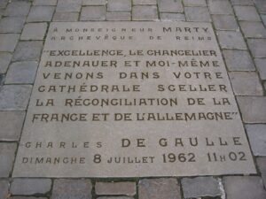 Bodenplatte vor der Kathedrale von Reims (Copyright: Wikimedia Commons)