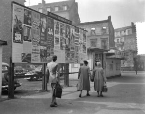 Plakatwände in Saarbrücken kurz vor der Abstimmung über das Saarstatut, Oktober 1955 (Copyright: Wikimedia Commons)