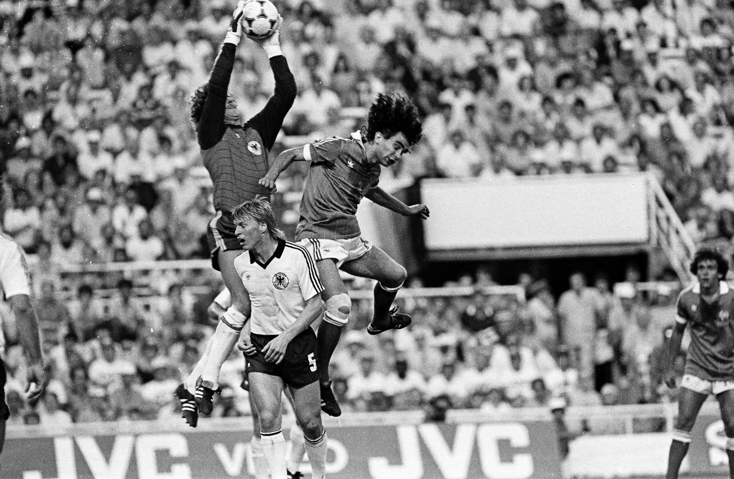 Fußballgeschichte: Von schwarzen Jahren zu gemeinsamen Nächten 