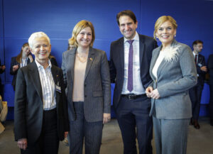 Gruppenfoto von vier Personen in Anzug und Kostüm