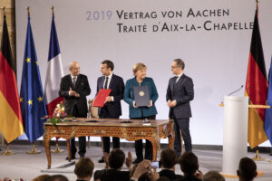 Jean-Yves Le Drian, Emmanuel Macron, Angela Merkel und Heiko Maas bei der Unterzeichnung des Vertrags von Aachen, 22. Januar 2019