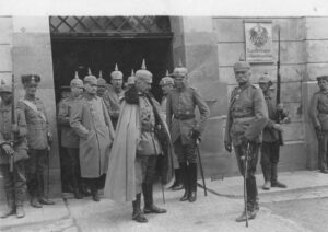 Le casque à pointe resta en usage dans l’armée allemande jusqu’en 1916. Ici, l’empereur Guillaume II au Haut commandement en 1915.