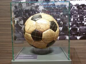 Sonderanfertigung eines Fußballs von Adi Dassler mit den Unterschriften aller Spieler der ersten Bundesliga-Saison 1963/64