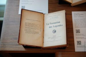 Erste Seite eines Buches mit dem Titel "La formation des légendes"