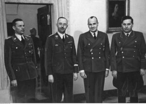 schwarz-weiß, fünf Männer in Uniformen