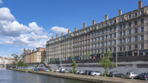 Großes Gebäude am Fluss gelegen