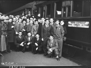 Französische Nationalspieler treffen sich am Gare du Nord in Paris, bevor sie am 17. März 1933 zum Länderspiel gegen Deutschland aufbrechen (Copyright: Alamy)