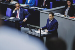Élaborer et faire adopter des budgets devient de plus en plus difficile tant en France qu’en Allemagne. Ici : le ministre fédéral allemand des Finances, Lars Klingbeil (Copyright: Bundestag/Florian Gaertner/photothek)