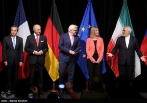 Photo de groupe après la lecture du texte final de la déclaration annonçant le JCPOA, Vienne, 14 juillet 2015