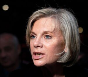 Kopf einer Frau mit kurzen blonden Haaren, mittleres Alter