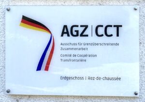 Plakette des Ausschusses für grenzüberschreitende Zusammenarbeit (AGZ) in Kehl