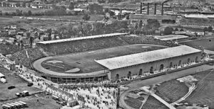 Gesamtansicht des Olympiastadions von Colombes während des olympischen Fußballturniers. Die Aufnahme entstand anlässlich des Finales am 9. Juni 1924 (Copyright: Wikimedia Commons)