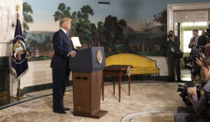Le 8 mai 2018, Donald Trump annonce sa décision de sortir du JCPOA et de rétablir des « sanctions au plus haut niveau » contre l’Iran, Washington, 8 mai 2018