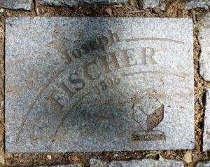Pflasterstein mit der Inschrift "Joseph Fischer 1896"