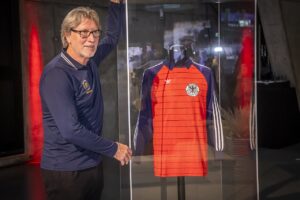 Toni Schumacher mit seinem Trikot aus dem WM-Halbfinale 1982 im Deutschen Fußballmuseum in Dortmund (Copyright: Wikimedia Commons)