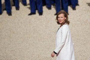 Eine Frau in weißem Mantel