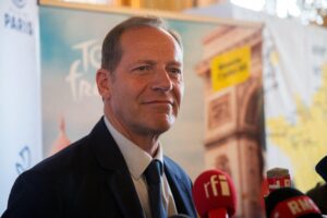 Mann mit Anzug und Krawatte bei einem Interview